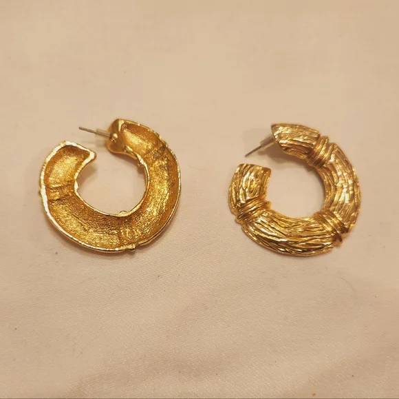 Gold toned fashion earrings ✨️ - Picture 2 of 2